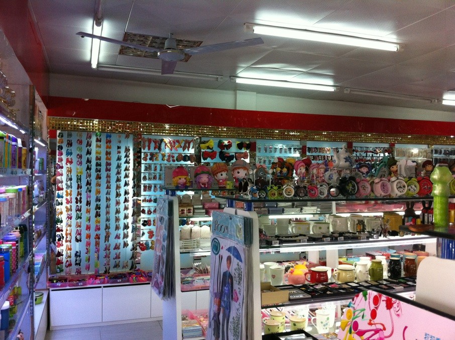 南昌饰品店货架