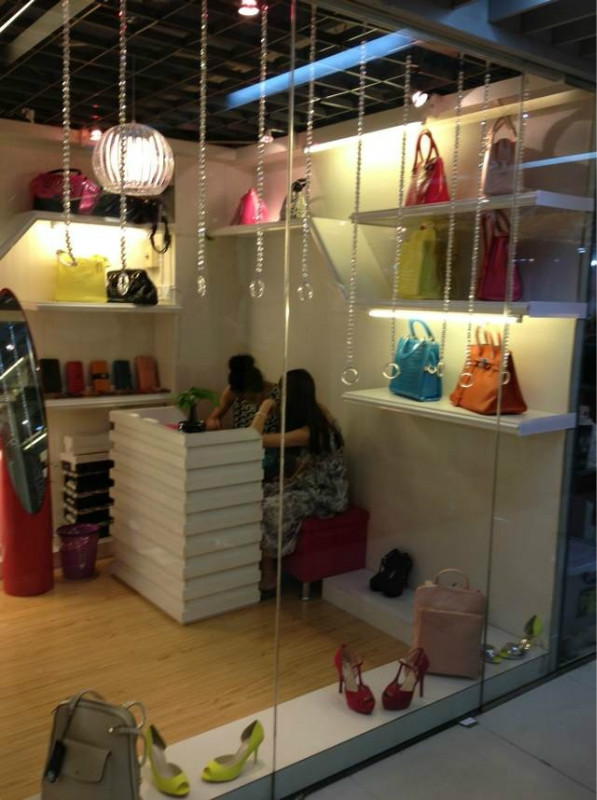 简单时尚的九江皮包展柜