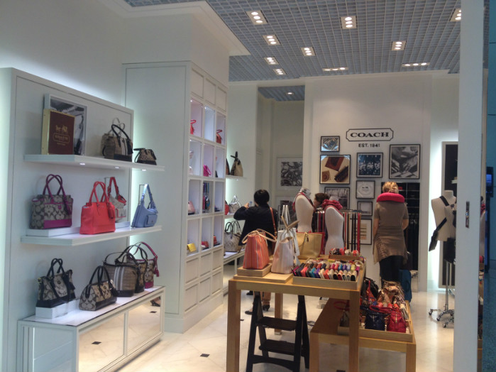 白色烤漆的抚州皮包展柜生产厂家