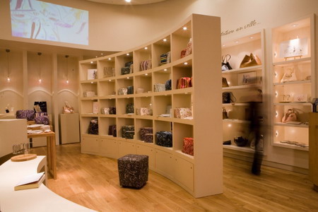 精品男包展柜，贴木皮烤漆的南昌皮包展柜