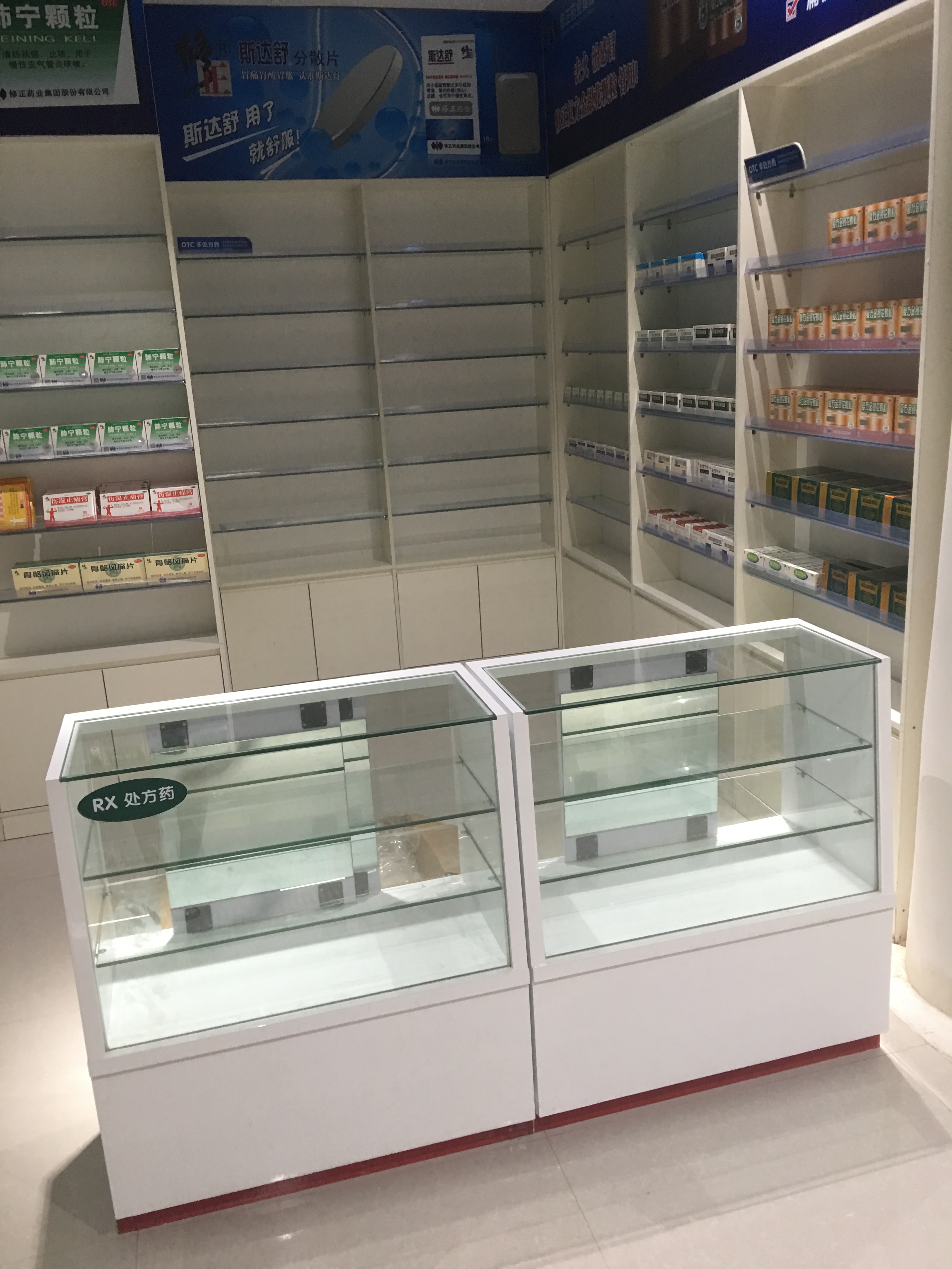 南昌高档药房玻璃展柜，烤漆柜台